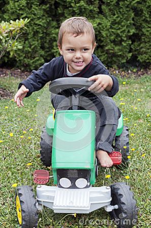 enfant-conduisant-le-tracteur-de-jouet-33172811-2.jpg