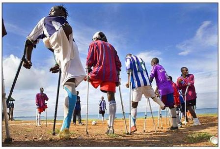 29-09-2007 FREETOWN - De voetballers van het National Amputee Footballteam Sierra Leone trainen zaterdag op het strand van Freetown, de hoofdstad van Sierra Leone. De voetballers missen allemaal een been of een arm als gevolg van de burgeroorlog die van 1
